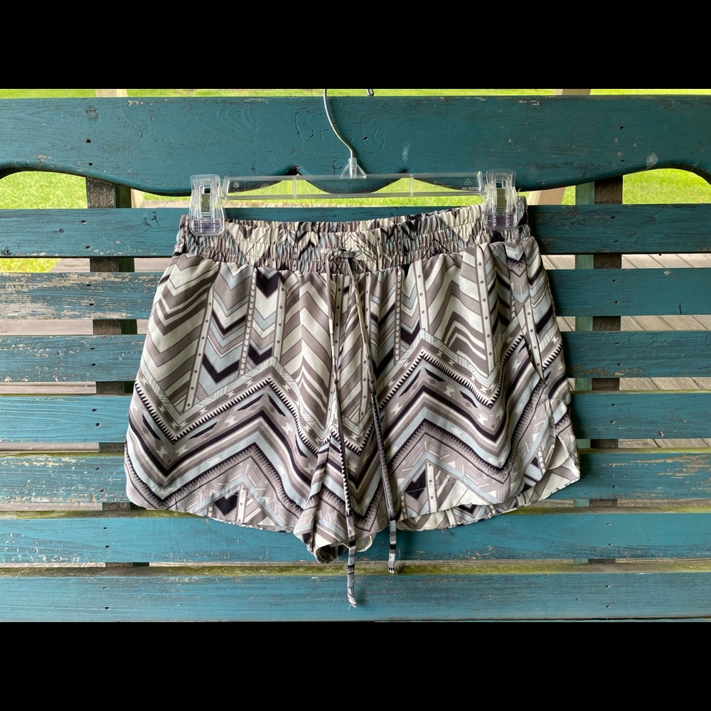 XS Forever 21 patterned flowey shorts